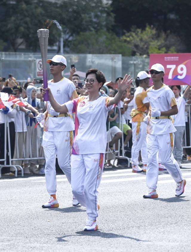 亚运会:杭州亚运会 | 杭州亚运会火炬在绍兴传递