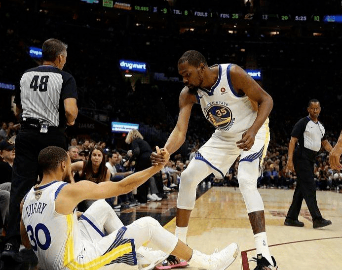 NBA:NBA球星摔倒后为何需要队友拉起来NBA？不是矫情 这里面学问很大