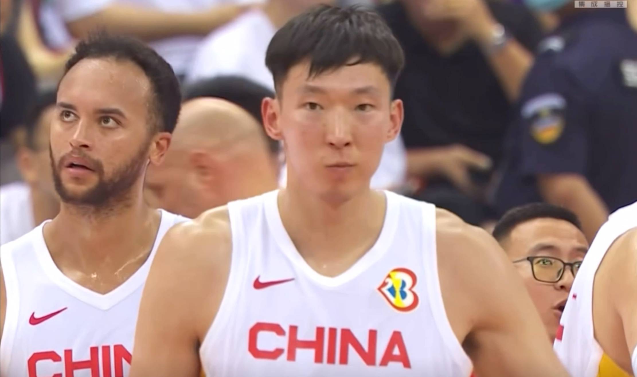 168新体育-NBA后卫传给NBA锋线，中国男篮怎么防？镜头马上给到姚明和杜锋