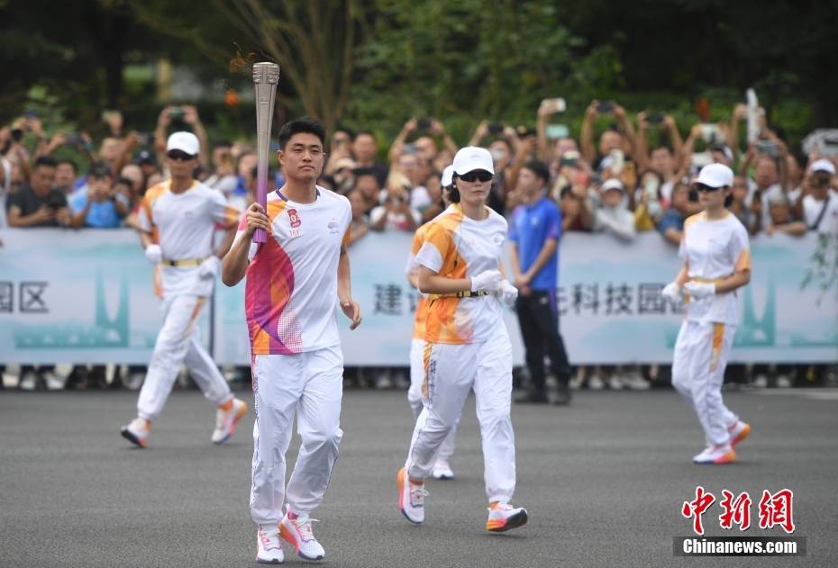 亚运会:（杭州亚运会）杭州亚运会火炬在浙江杭州传递