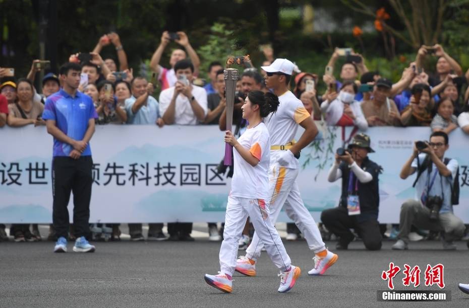 亚运会:（杭州亚运会）杭州亚运会火炬在浙江杭州传递