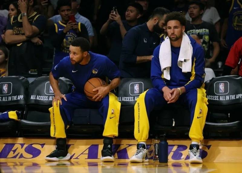 NBA:NBA早报｜字母哥等4人续约 纳斯给哈登发短信 威少目标大三双