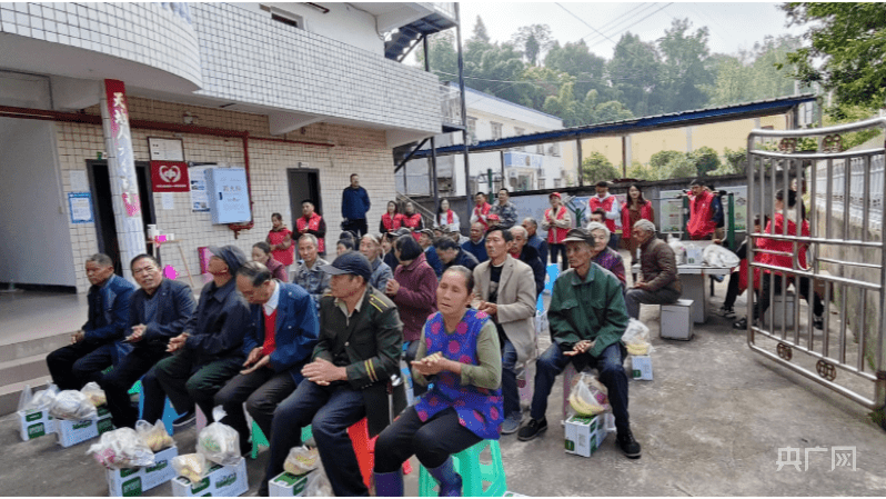 168新体育-浓浓敬老情 石柱县慈善会启梦羽毛球中队开展敬老活动