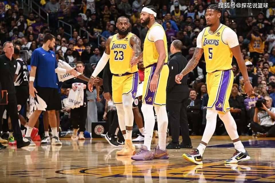 NBA:NBA最新伤情：勇士又遭打击NBA，湖人8球员受伤，文班亚马突发状况