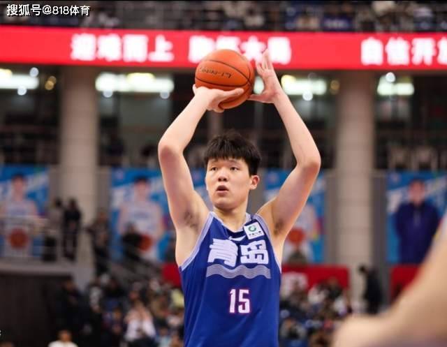 168新体育-排面!开拓者球探不远万里来看杨瀚森,上次NBA球探来华16年看周琦