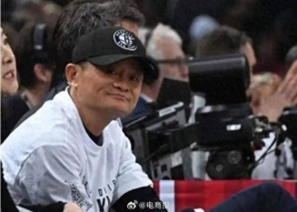 NBA:生活太潇洒NBA！马云现身法国巴黎被网友偶遇 还身穿球衣与蔡崇信看NBA