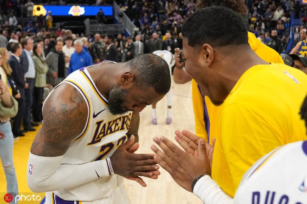 NBA:老詹罚球绝杀拿下NBA春晚大战 超级大三双创多项纪录