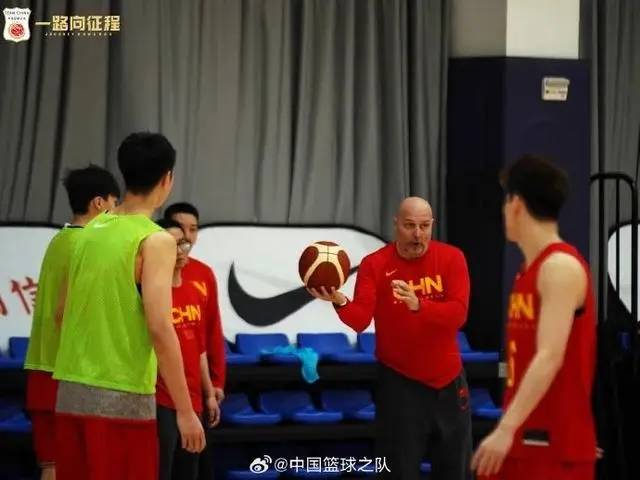 男篮:中国男篮热身赛击败青岛队 锋线球员齐麟恐无缘亚预赛