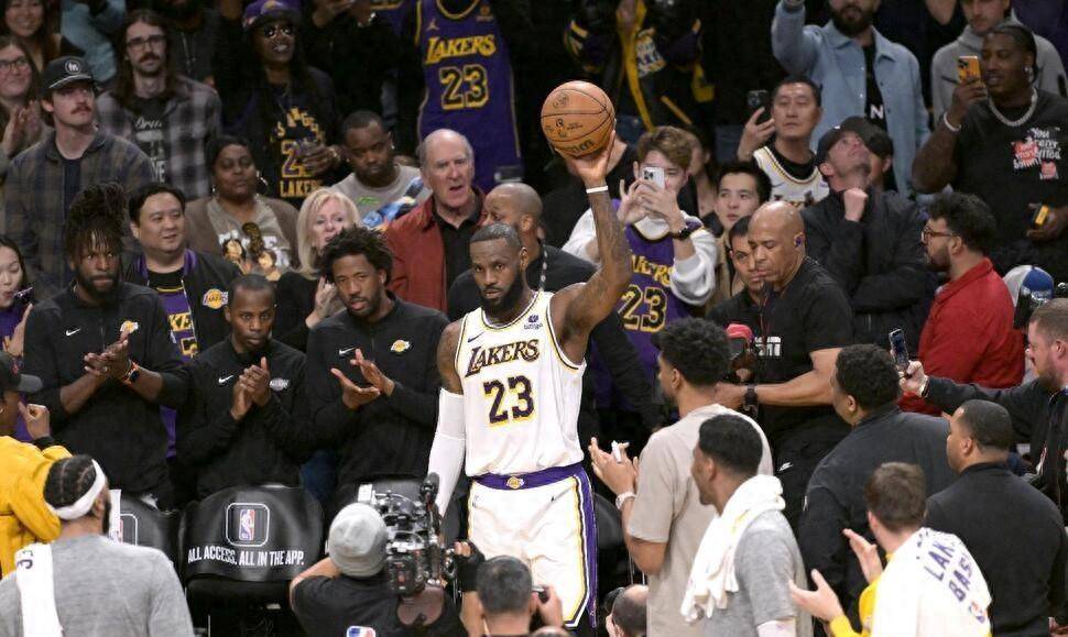 NBA:NBA：勒布朗-詹姆斯成为首位得分达到 40,000 分的球员