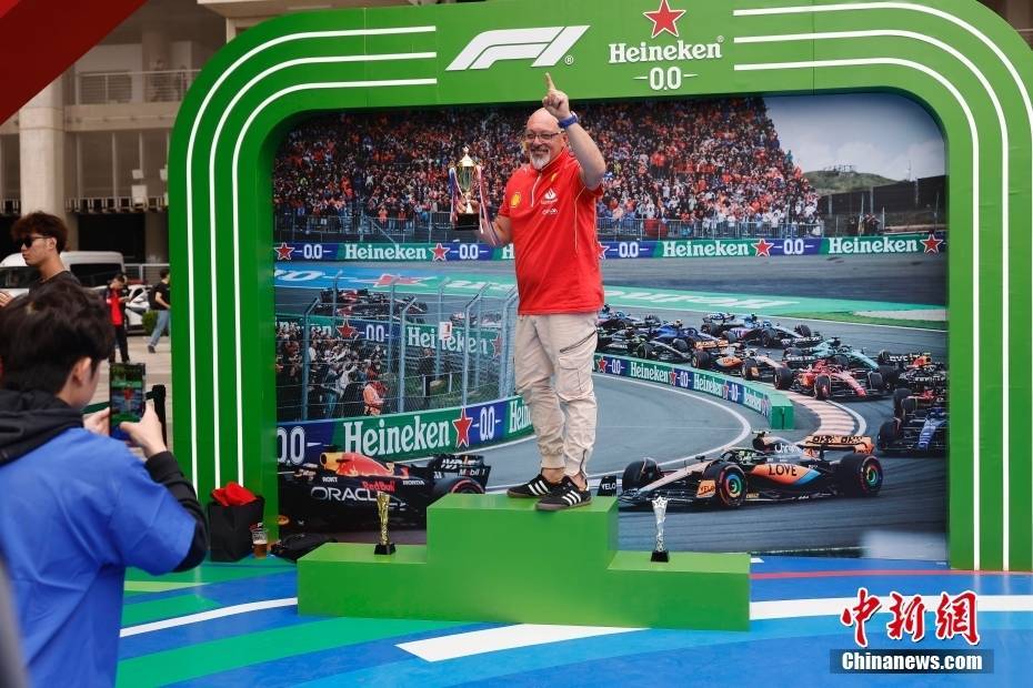 F1:F1中国大奖赛：车迷观赛热情高涨