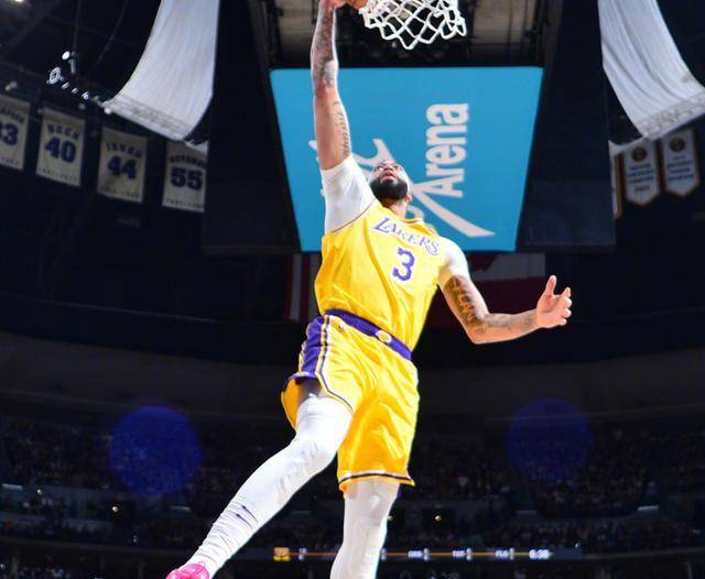 NBA:NBA季后赛惊心动魄！湖人遭20分逆转NBA，惨遭绝杀，詹姆斯沮丧