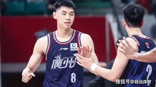 男篮:ESPN预测明日比赛胜率；老鹰交易后场双星；男篮新星无缘NBA选秀