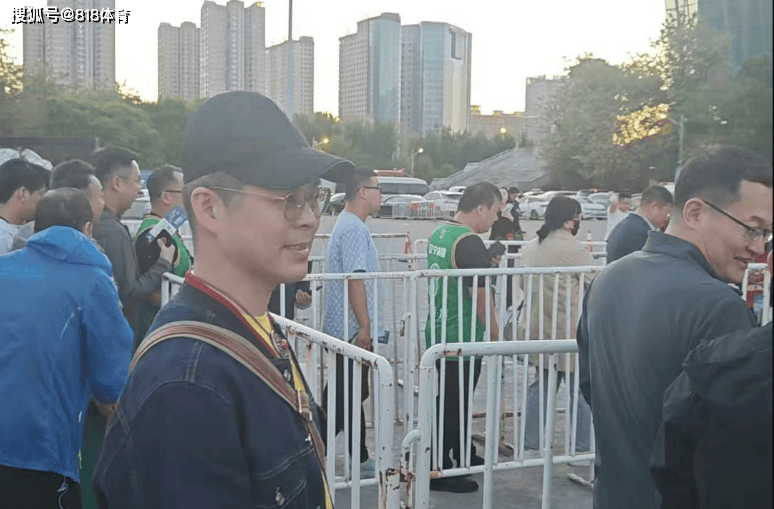 男篮:双向奔赴!乡村爱情李大国现场助阵阿不都,要请新疆男篮吃饭开心