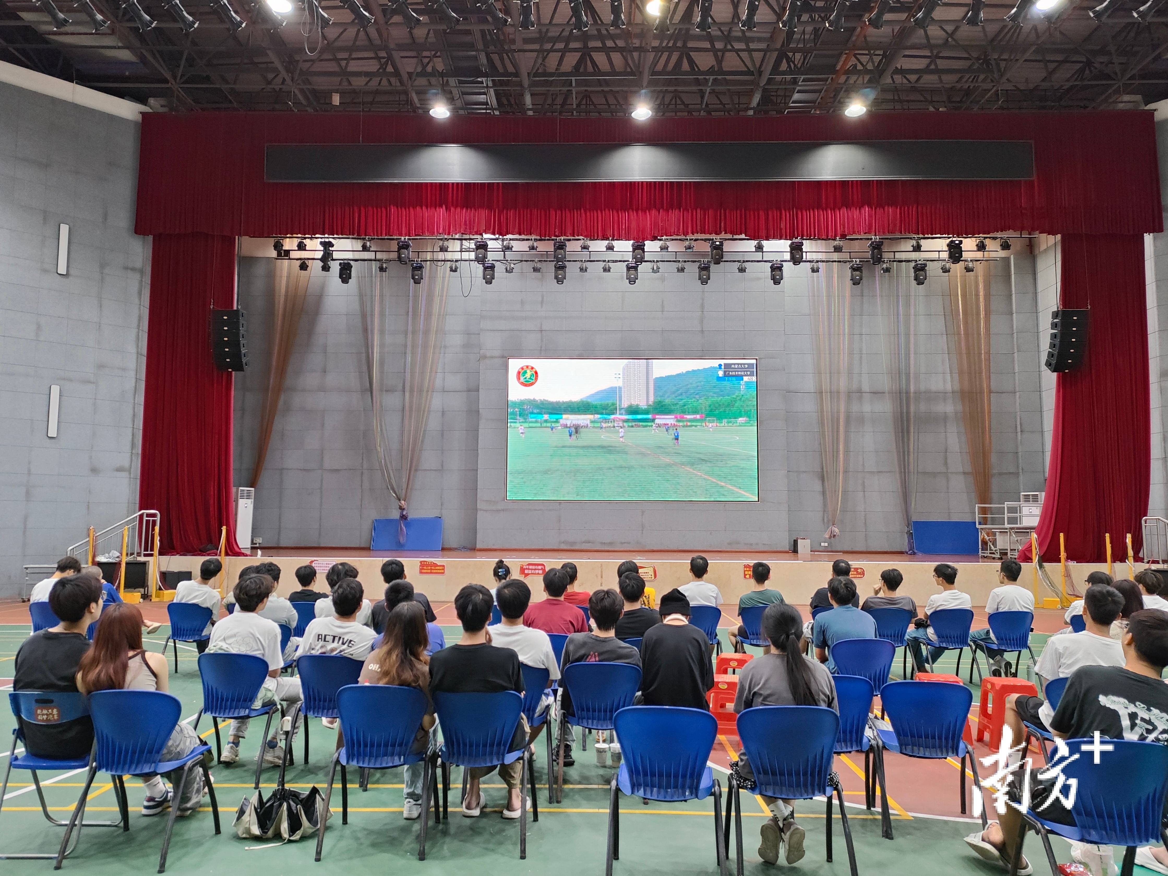 男足:全校师生加鸡腿男足！广师大庆祝男足登顶全国总冠军