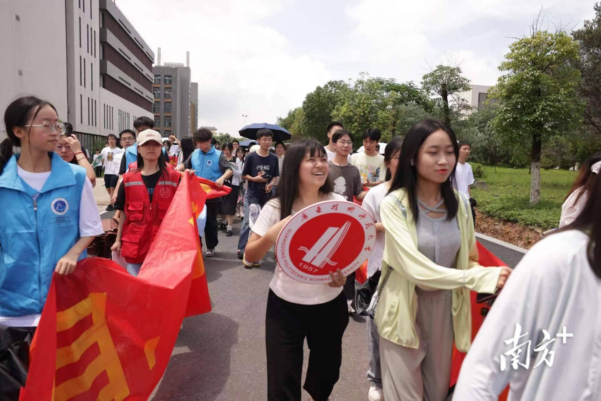 男足:广师大男足夺冠载誉回校男足，现场沸腾了！